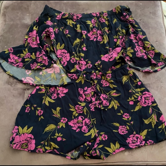 Express floral romper. - Picture 2 of 3